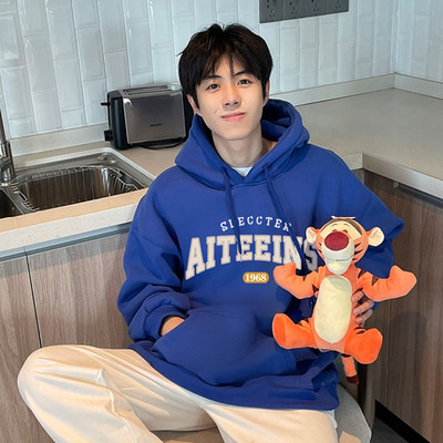 Ανδρικό φούτερ με τσέπη και στάμπα