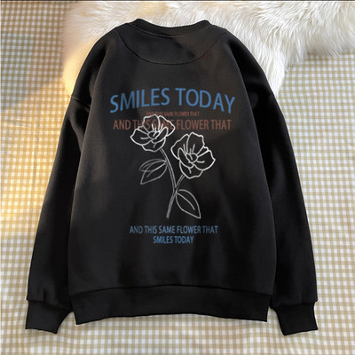 Bő, őszi férfi pulóver ovális nyakkivágással és hímzéssel