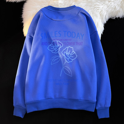 Bő, őszi férfi pulóver ovális nyakkivágással és hímzéssel