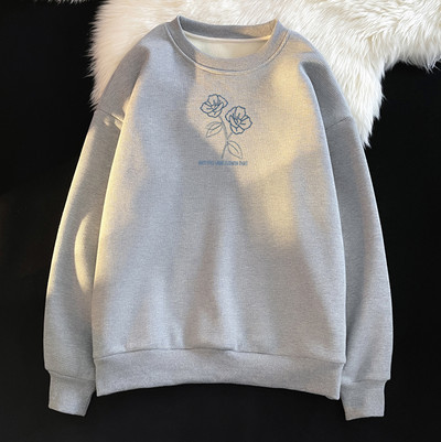 Bő, őszi férfi pulóver ovális nyakkivágással és hímzéssel