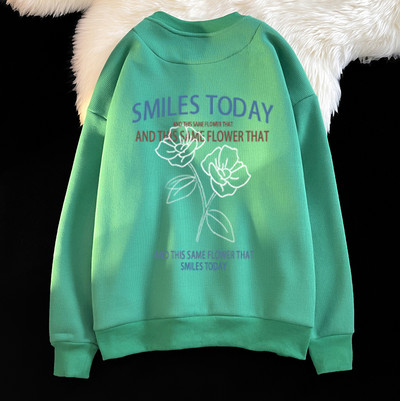 Bő, őszi férfi pulóver ovális nyakkivágással és hímzéssel