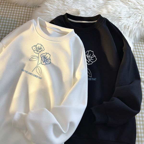 Bő, őszi férfi pulóver ovális nyakkivágással és hímzéssel