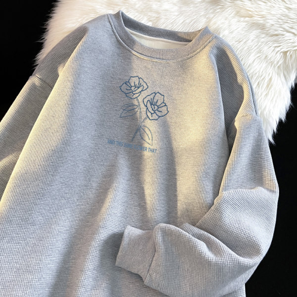 Bő, őszi férfi pulóver ovális nyakkivágással és hímzéssel