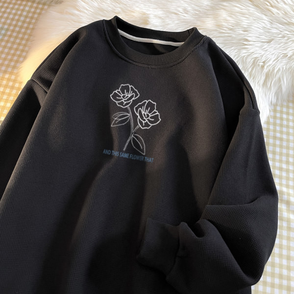 Bő, őszi férfi pulóver ovális nyakkivágással és hímzéssel