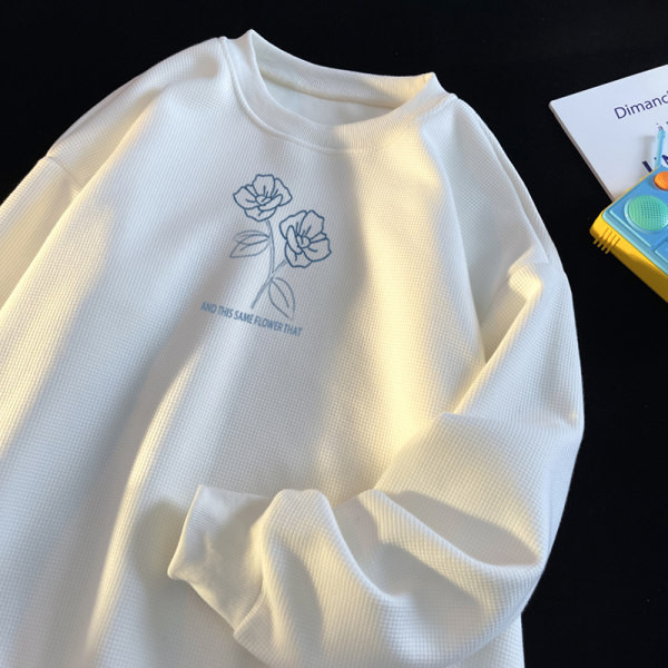 Bő, őszi férfi pulóver ovális nyakkivágással és hímzéssel