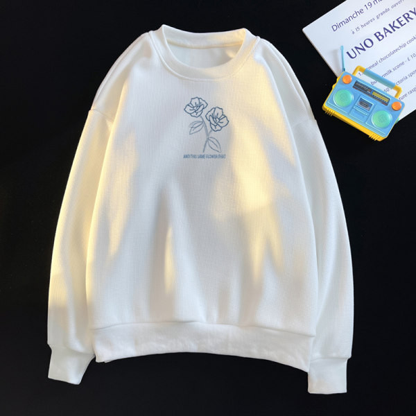 Bő, őszi férfi pulóver ovális nyakkivágással és hímzéssel