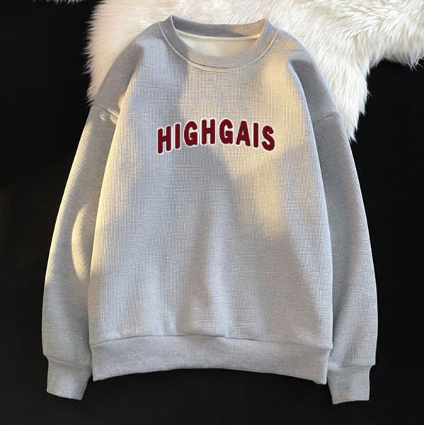 Vyriški megztiniai su ovalia iškirpte ir dekoratyviniu užrašu