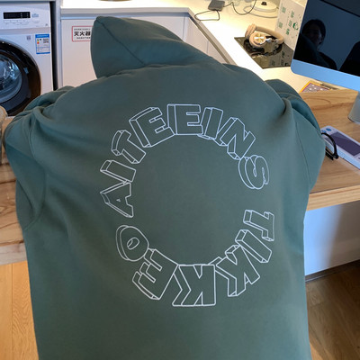 Φαρδύ ανδρικό φούτερ με κουκούλα και γράμματα