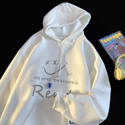 Férfi kapucnis pulóver nyakkendővel