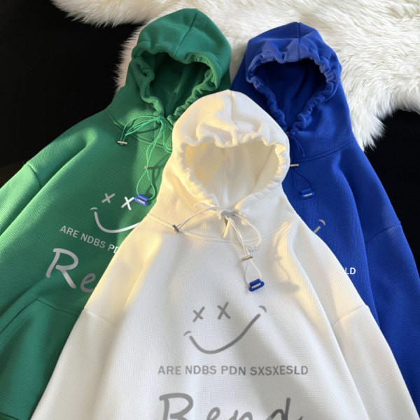 Férfi kapucnis pulóver nyakkendővel