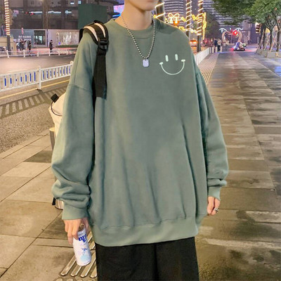 Įvairių spalvų vyriški megztiniai su šypsena