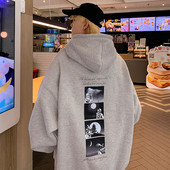 Ανδρικό φούτερ με κουκούλα και στάμπα σε διάφορα χρώματα