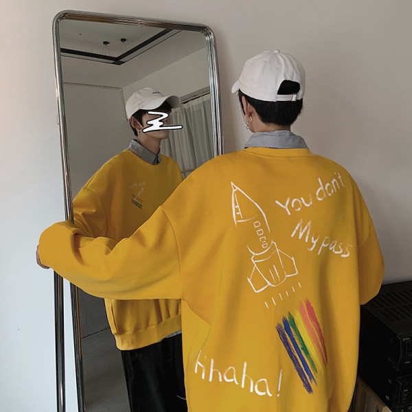 Įvairių spalvų džemperis su dekoratyvinėmis aplikacijomis