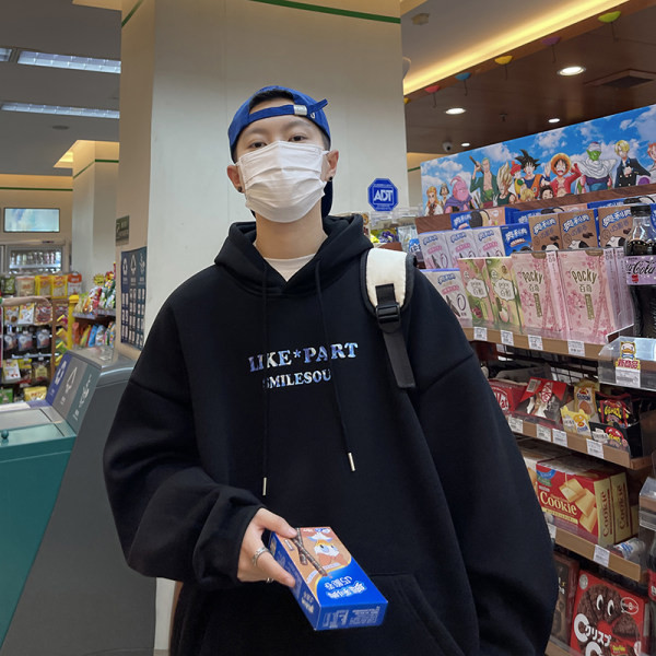 Dviejų spalvų vyriški megztiniai su gėlių raštu