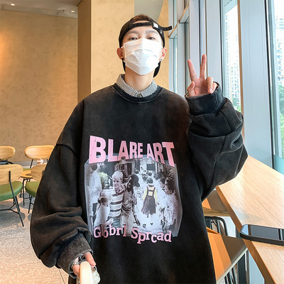 Laia mudeliga meeste dressipluus ovaalse dekoltee ja värvilise trükiga