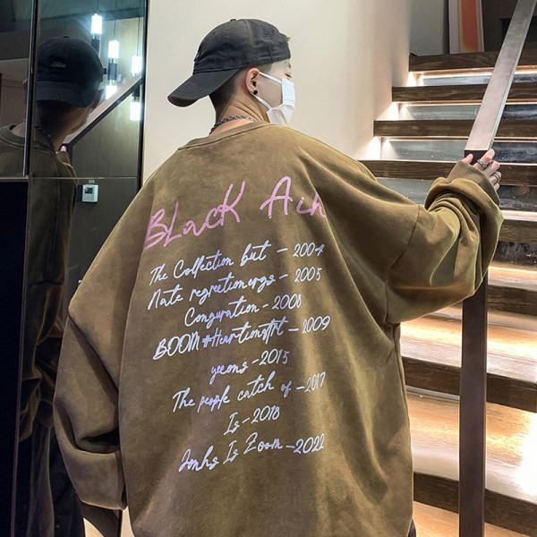 Laia mudeliga meeste dressipluus ovaalse dekoltee ja värvilise trükiga