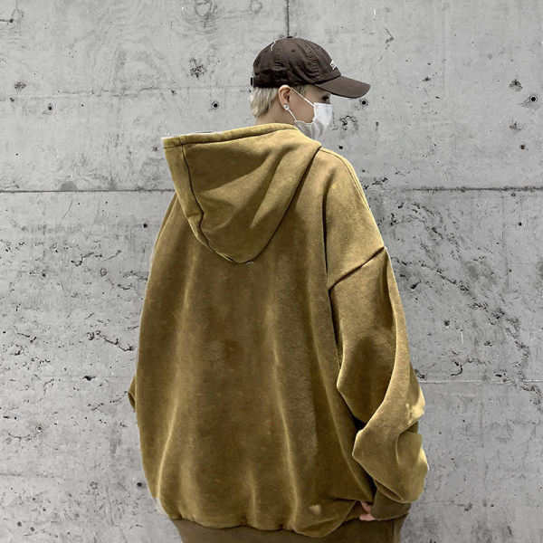 Laia mustriga meeste dressipluus tikitud kapuutsi ja paeltega