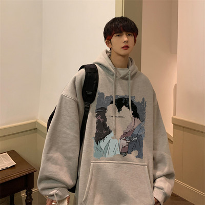 Széles modell férfi pulóver zsebbel és színes mintával