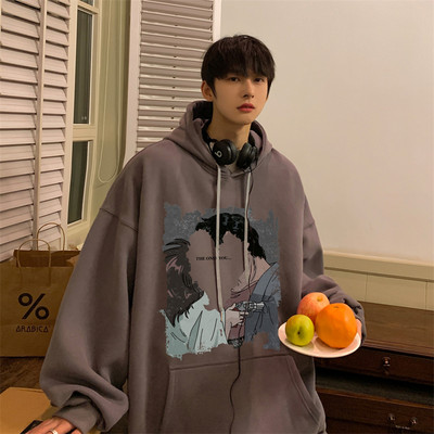 Széles modell férfi pulóver zsebbel és színes mintával