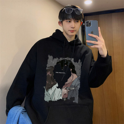 Széles modell férfi pulóver zsebbel és színes mintával