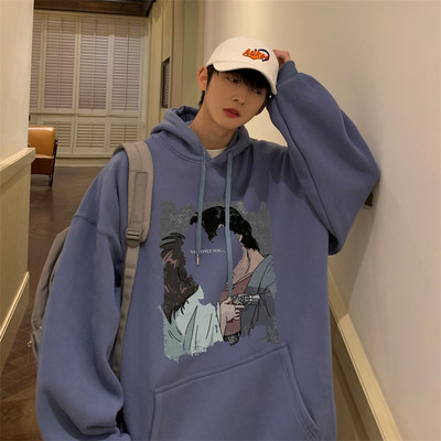 Széles modell férfi pulóver zsebbel és színes mintával