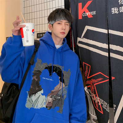 Széles modell férfi pulóver zsebbel és színes mintával