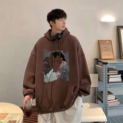 Széles modell férfi pulóver zsebbel és színes mintával