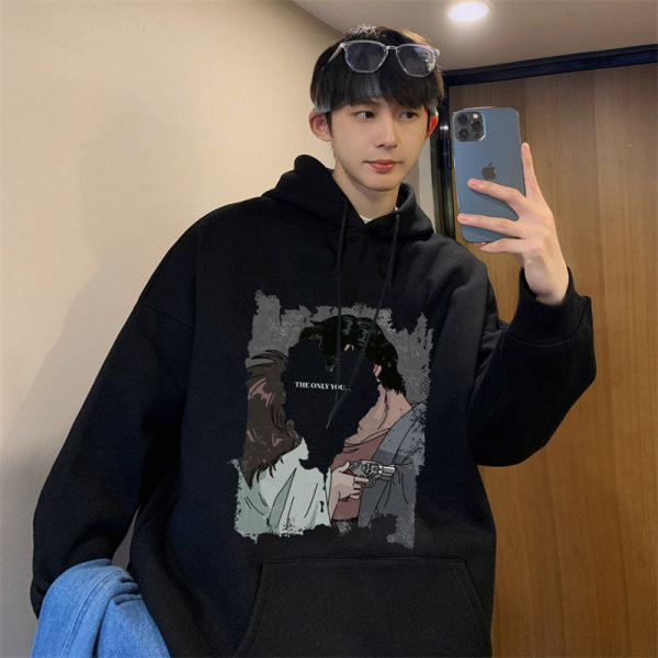 Széles modell férfi pulóver zsebbel és színes mintával