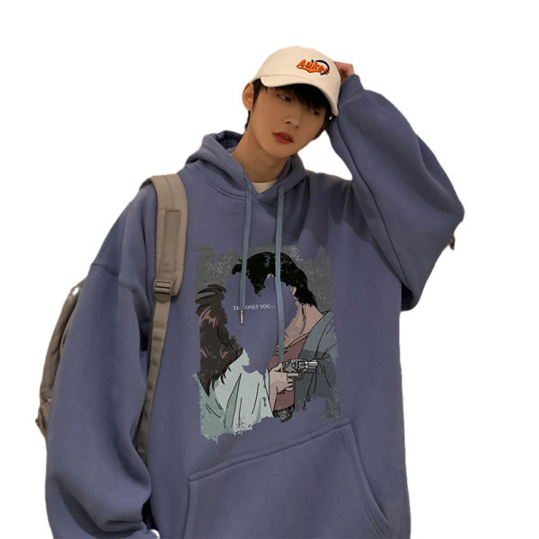 Széles modell férfi pulóver zsebbel és színes mintával