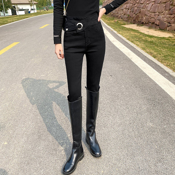 Γυναικείο τζιν - με ψηλή μέση σε μαύρο χρώμα