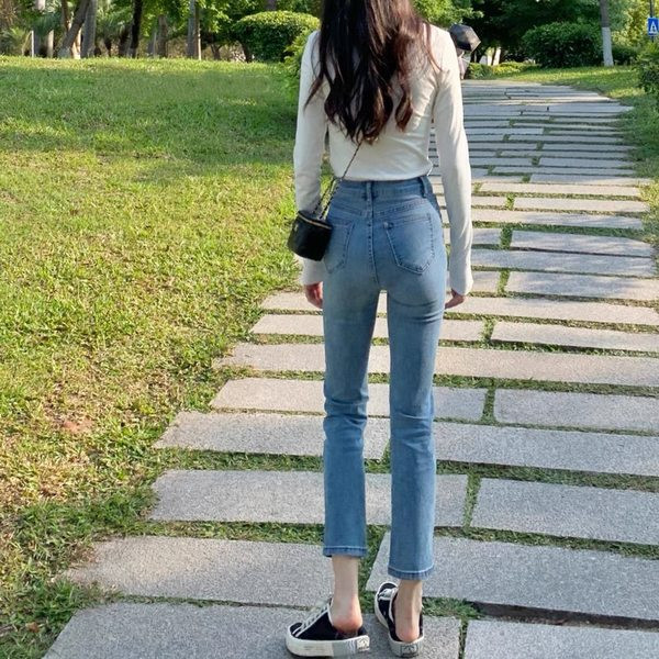 Moteriški džinsai – tiesus modelis aukštu juosmeniu