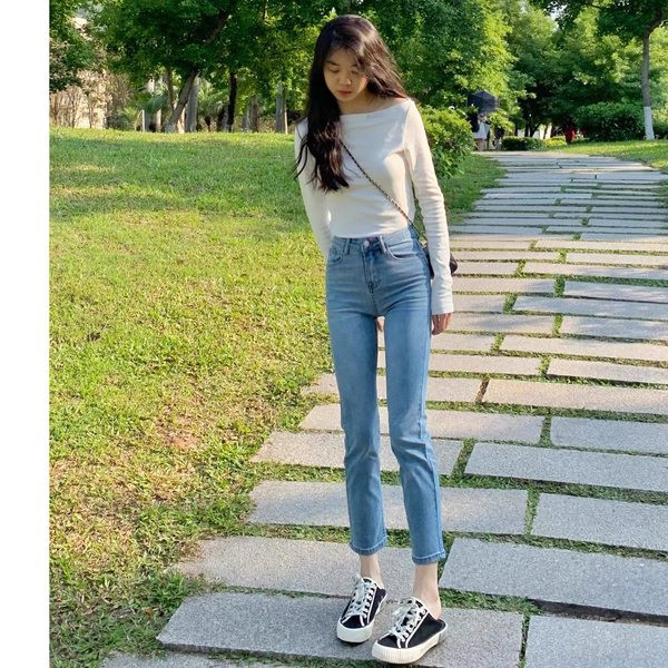 Moteriški džinsai – tiesus modelis aukštu juosmeniu