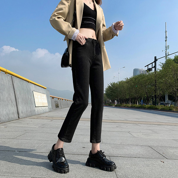 Moteriški džinsai – tiesus modelis aukštu juosmeniu