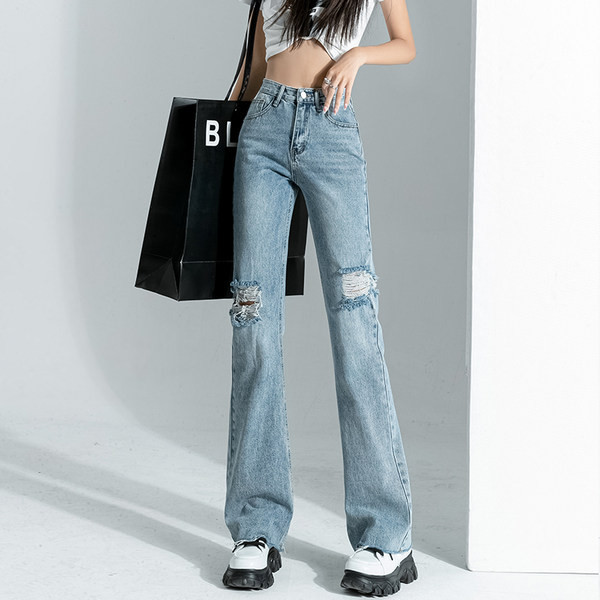 Μοντέρνο γυναικείο τζιν με σκισμένα μοτίβα σε μπλε χρώμα