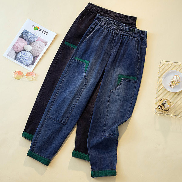 Moteriški džinsai su žaliu elementu ir tamprėmis