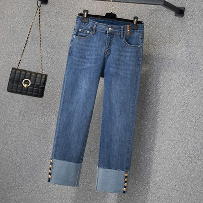 Női farmer felhajtott szárral és fém elemekkel