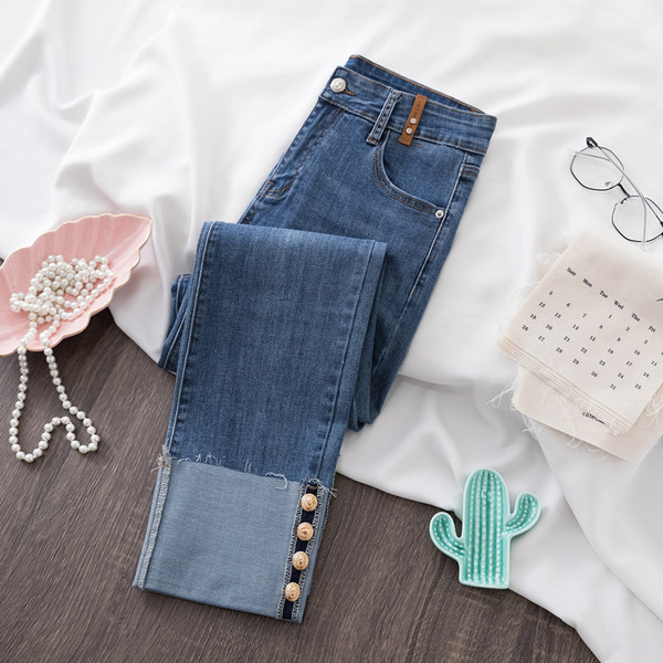 Női farmer felhajtott szárral és fém elemekkel