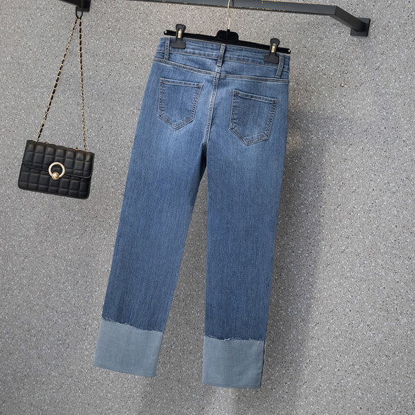 Női farmer felhajtott szárral és fém elemekkel