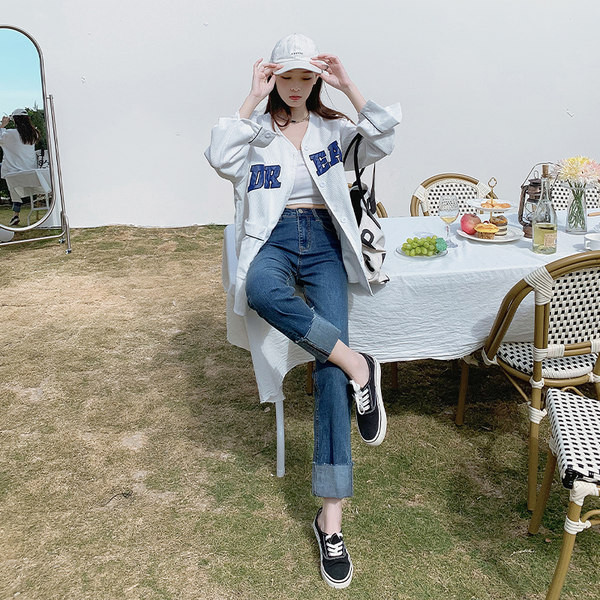 Moteriški džinsai paaukštintu liemeniu ir susukti