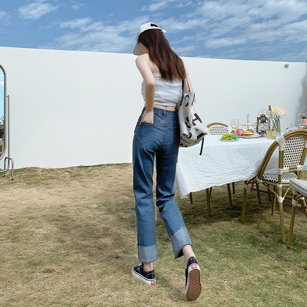 Moteriški džinsai paaukštintu liemeniu ir susukti