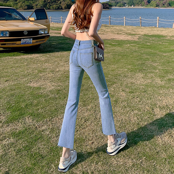 Νέο μοντέλο γυναικείου τζιν με ψηλή μέση και σκισμένο εφέ