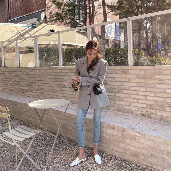 Moteriški džinsai su užtrauktuku ir kišenėmis