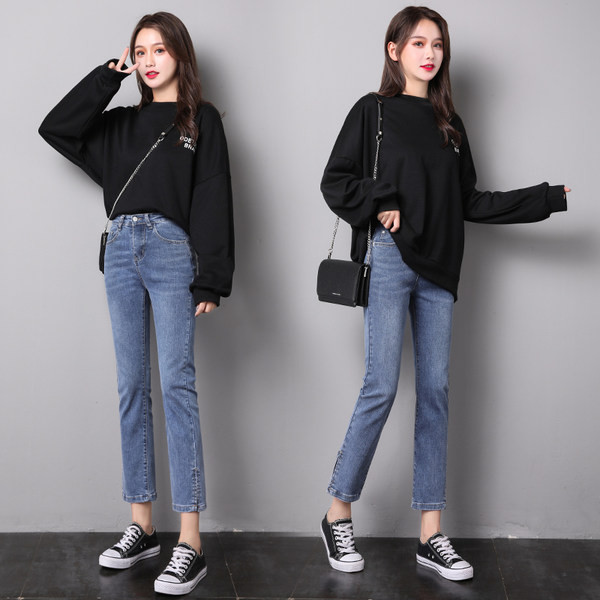 Moteriški džinsai-tiesus modelis