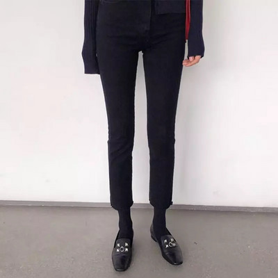 Naujas moteriškų džinsų modelis su plėšytais motyvais