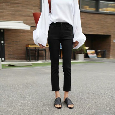 Női farmer letisztult modell, szárán szakadt motívumok