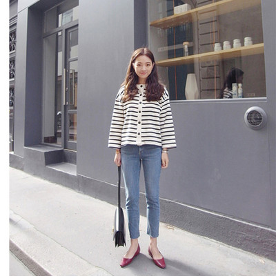 Női farmer letisztult modell, szárán szakadt motívumok