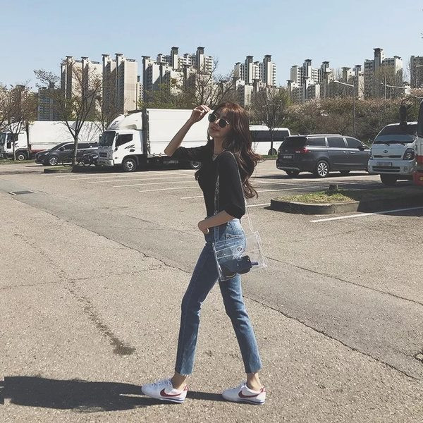 Női farmer letisztult modell, szárán szakadt motívumok