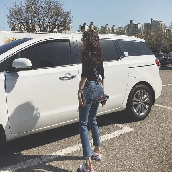 Női farmer letisztult modell, szárán szakadt motívumok