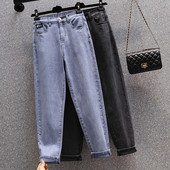 Laisvo rašto moteriški džinsai aukštu juosmeniu su logotipu