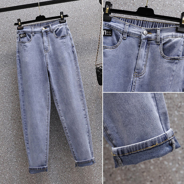 Laisvo rašto moteriški džinsai aukštu juosmeniu su logotipu